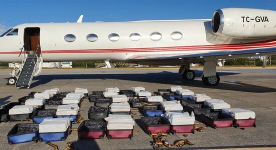 Apreensão de cocaína escondida em 24 malas em jatinho no Aeroporto de Fortaleza