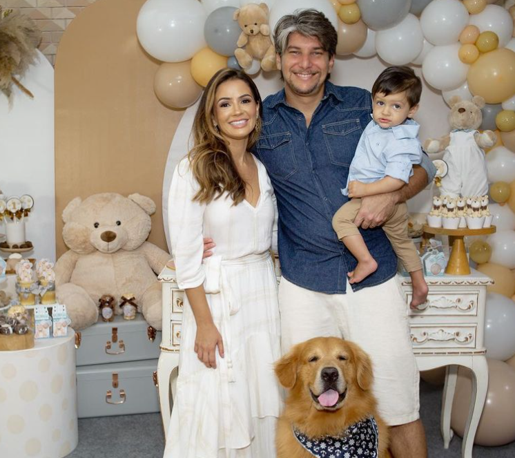 Marcio Carvalho ao lado da esposa Pamela e do filho Theo