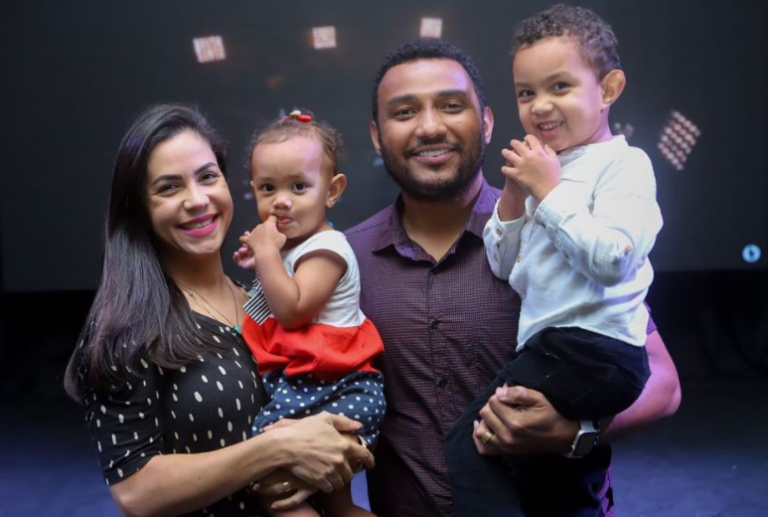 Eli Soares com a esposa Kesia e os filhos Asafe e Sarah