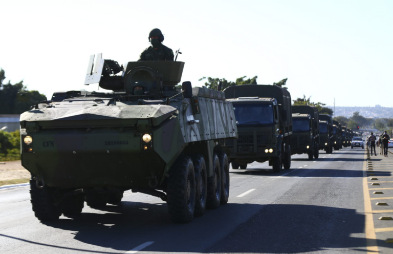 Desfile de tanques das Forças Armadas, em Brasília