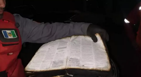 Bíblia recuperada após incêndio