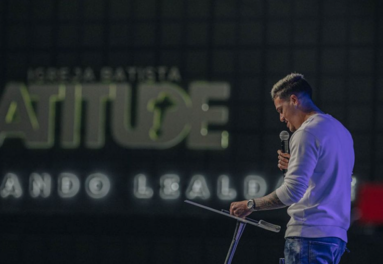 Jogador do Flamengo dá testemunho na Igreja Atitude