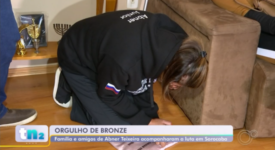 Mãe de Abner Teixeira se ajoelha em oração enquanto filho vai ao ringue nas Olimpíadas