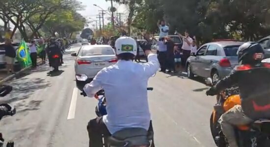 Presidente Jair Bolsonaro em motociata improvisada em Goiânia