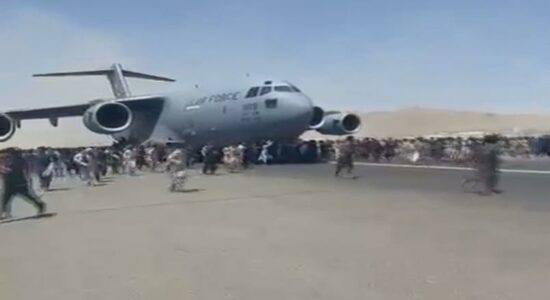 Avião decolou de Cabul com centenas de afegãos