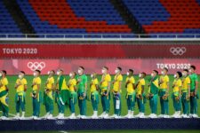 Jogadores do Brasil não utilizaram casaco de patrocinadora no pódio
