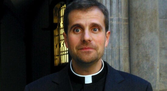 bispo se apaixona por autora de livros eróticos satânicos e deixa igreja