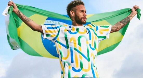 Neymar posta foto com bandeira do Brasil