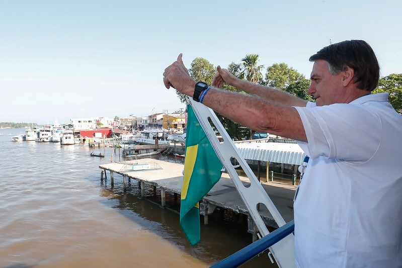 Presidente Jair Bolsonaro em barco, no mar