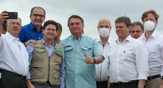 Pastor Silas Malafaia ao lado do presidente Jair Bolsonaro e outras autoridades durante cerimônia de assinatura do contrato de concessão da Ferrovia de Integração Oeste-Leste