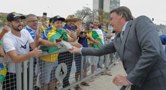 Jair Bolsonaro cumprimenta apoiadores