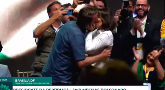 Presidente Jair Bolsonaro beijou Michelle Bolsonaro na CPAC