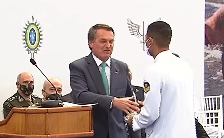 Presidente Jair Bolsonaro entrega medalha ao boxeador Herbert da Conceição
