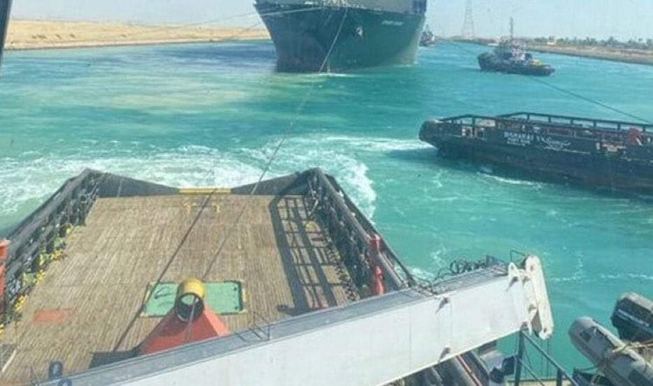Navio bloqueia passagem no Canal de Suez, em novo incidente