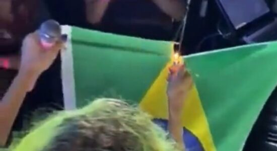Cantora trans ateia fogo na bandeira do Brasil durante show