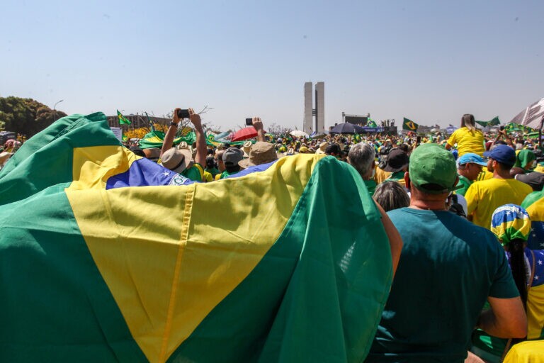 Multidão protesta em Brasília