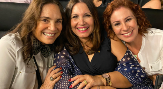Kicis, Zambelli e Regina Duarte curtem estreia de filme sobre Bolsonaro