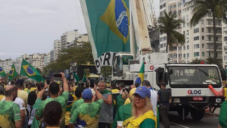 Manifestantes ocupam faixa da orla de Copacabana, no Rio de Janeiro