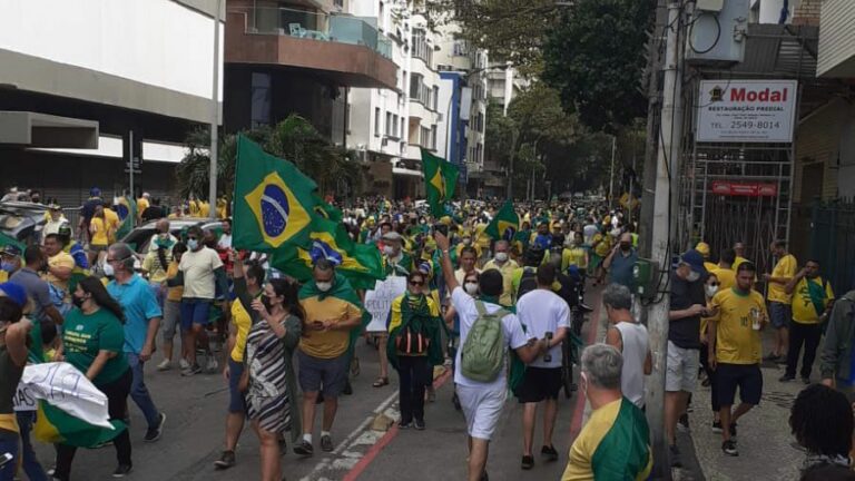 Manifestantes ocupam faixa da orla de Copacabana, no Rio de Janeiro