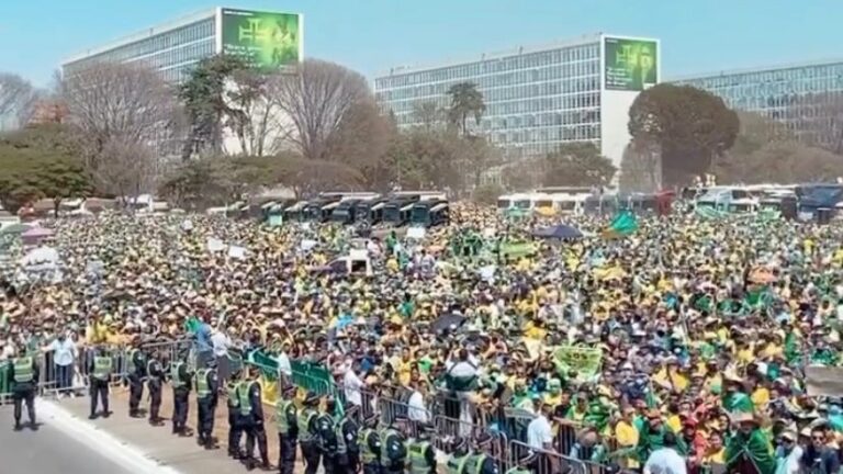 Multidão se aglomera em Brasília para protestar no 7 de setembro