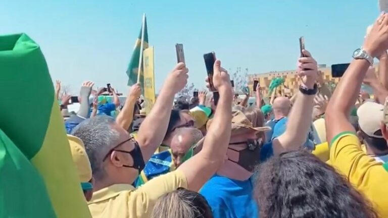 Multidão se aglomera em Brasília para protestar no 7 de setembro