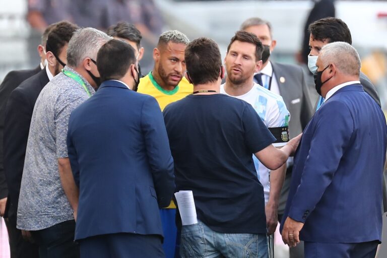 Conversa entre Messi, Neymar e alguns coordenadores. Foto: Reprodução/Sebastiao Moreira/EFE