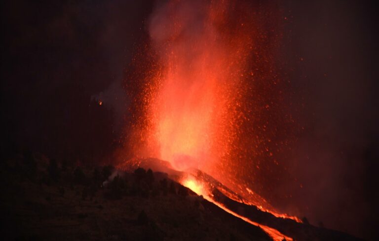 Erupção do vulcão nas Ilhas Canárias