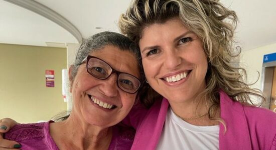 Mãe e filha que descobriram câncer de mama juntas celebram recuperação