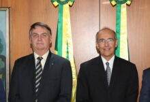 Presidente Jair Bolsonaro ao lado do presidente do CFM, Mauro Luiz de Britto Ribeiro
