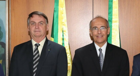 Presidente Jair Bolsonaro ao lado do presidente do CFM, Mauro Luiz de Britto Ribeiro