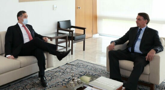 Ministro Luís Roberto Barroso ao lado do presidente Jair Bolsonaro