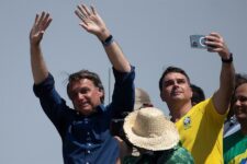Presidente Jair Bolsonaro ao lado do filho, o senador Flávio Bolsonaro