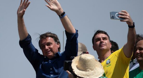 Presidente Jair Bolsonaro ao lado do filho, o senador Flávio Bolsonaro