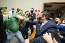Confusão na Câmara de Porto Alegre durante discussão sobre passaporte vacinal