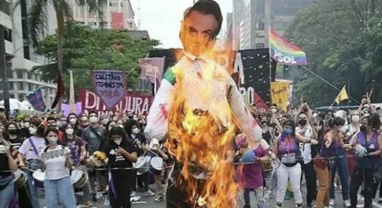 Esquerdistas atearam fogo em boneco com rosto de Jair Bolsonaro