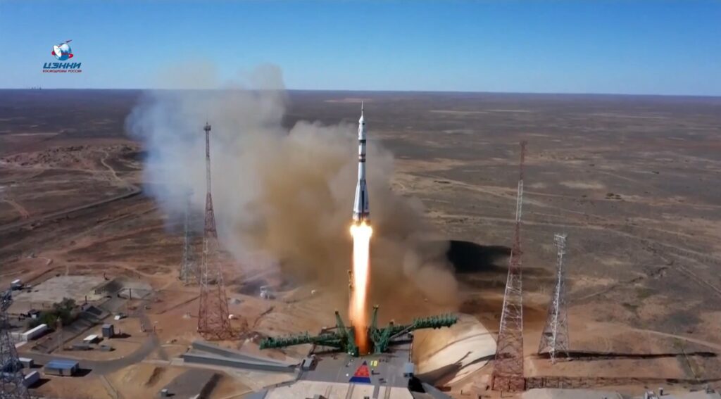 Equipe russa decola para gravar o primeiro filme no espaço