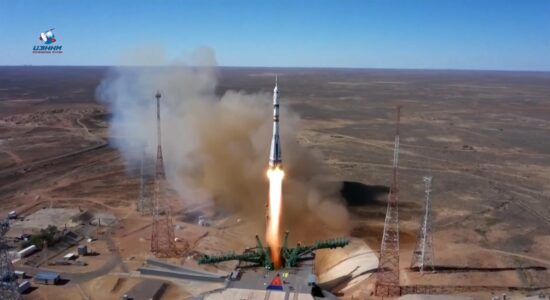 Equipe russa decola para gravar o primeiro filme no espaço