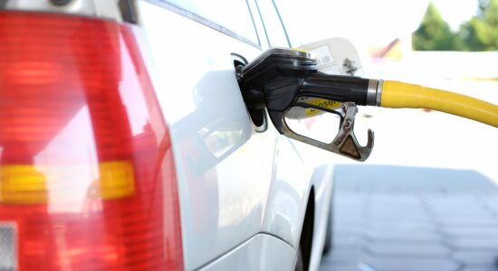Em Manaus, Comando Vermelho manda postos de gasolina baixarem preço