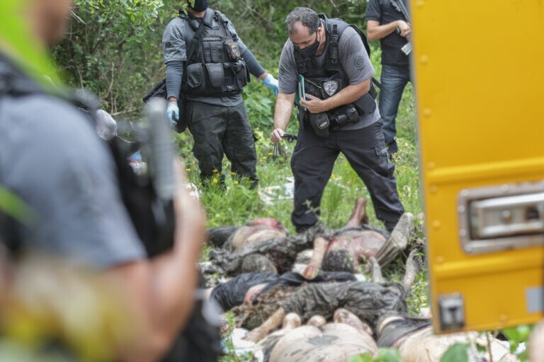 Moradores retiram corpos de mangue no Complexo do Salgueiro, comunidade no Rio de Janeiro