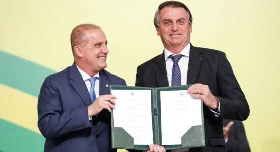 Presidente Jair Bolsonaro ao lado do ministro do Trabalho, Onyx Lorenzoni