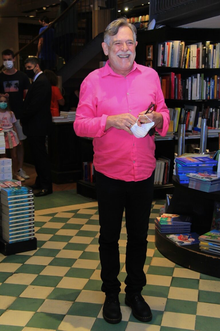 José de Abreu faz noite de autógrafos na Livraria Travessa no Shopping Leblon, no RJ