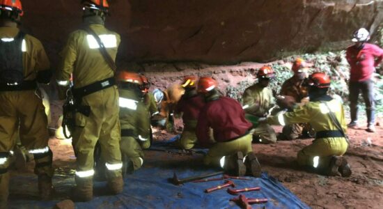 Bombeiros realizam buscas em gruta na cidade de Altinópolis