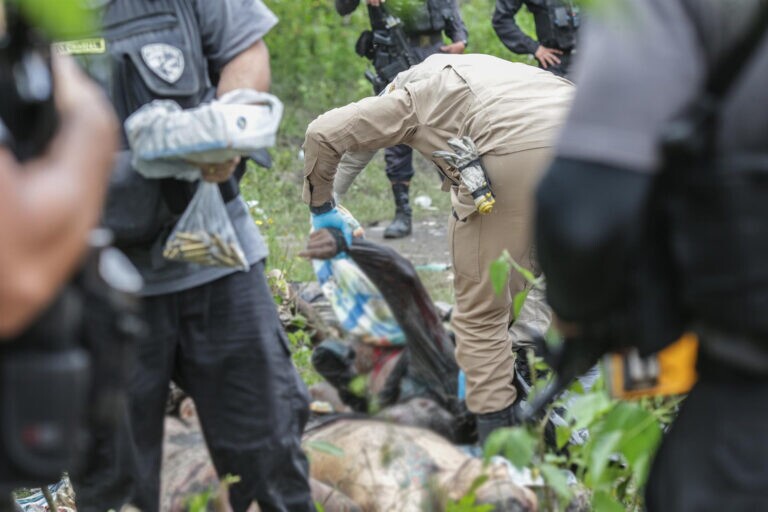 Moradores retiram corpos de mangue no Complexo do Salgueiro, comunidade no Rio de Janeiro