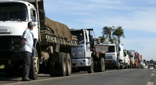 Caminhoneiros não poderão bloquear estradas, diz STF