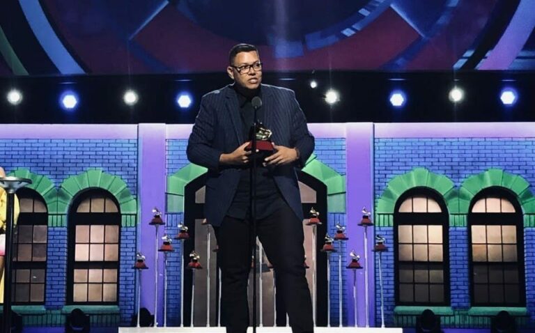 Anderson Freire ganha Grammy Latino com Seguir Teu Coração