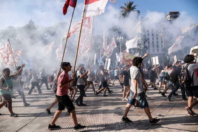 Argentinos protestam contra acordo de dívida do FMI