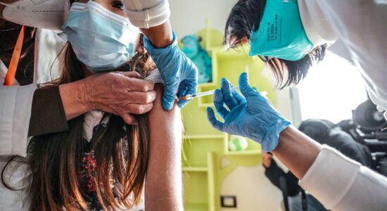 Criança recebendo vacina na Itália