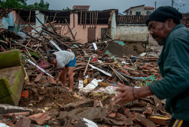 Fotos mostram casas destruídas por inundações em Itambé, na Bahia