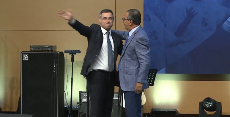 André Mendonça participa de culto com o pastor Silas Malafaia