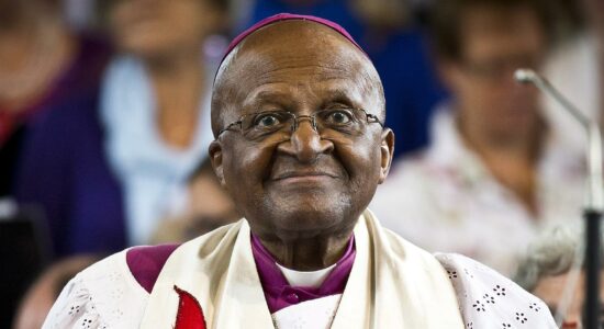 Dezembro: O arcebispo Desmond Tutu morreu aos 90 anos, após lutar contra um câncer de próstata